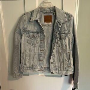 Levi’s light blue wash patch denim jacket size medium worn 1x